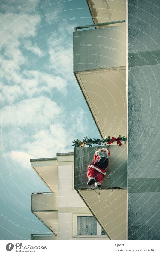 Trojaner Wohnung Haus Weihnachten & Advent Weihnachtsmann Dieb Mauer Wand Fassade Balkon Kostüm festhalten hängen Kitsch lustig Stadt Ausdauer bizarr skurril