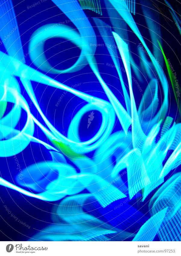Neon Blues Part II Lampe Kunst Bewegung rund blau grün Neonlicht Spirale Schwung Kreis Leuchtspur Irrweg durcheinander Kunsthandwerk Dynamik blue glow gestellt