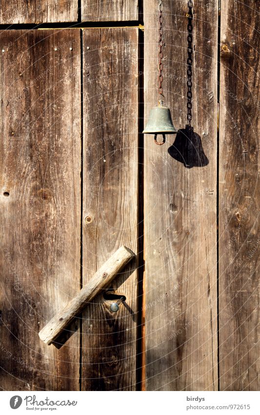 Design-Haustür Häusliches Leben Tür Klingel Glocke Holz alt außergewöhnlich positiv braun Eingangstür Idylle Holzwand Riegel einfach Vergangenheit Schatten