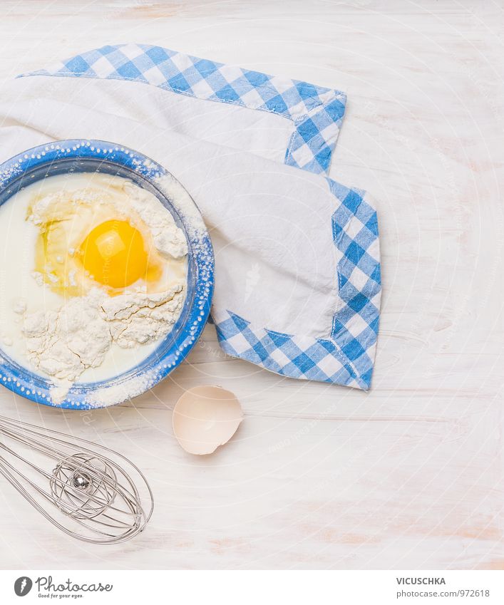 Zutaten fürs Backen: Ei,Milch,Mehl in blauer Schüssel Lebensmittel Milcherzeugnisse Teigwaren Backwaren Ernährung Bioprodukte Diät Stil Design Freizeit & Hobby