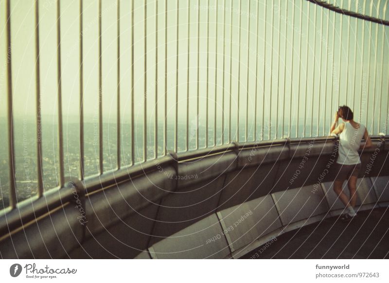 Ausbilck. Gefangen. 1 Mensch Turm Architektur Terrasse beobachten Angst Design Einsamkeit Perspektive Sicherheit Sorge Traurigkeit Gitter Sehnsucht anlehnen