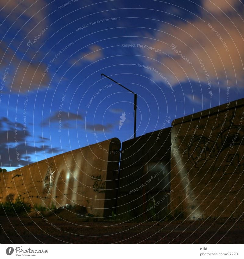 Rostiges Tor (bei Nacht) verfallen Mauer Verbote Langzeitbelichtung dunkel Wolken Schlachthof Quadrat Stimmung Licht Taschenlampe Industrie Einsamkeit dark