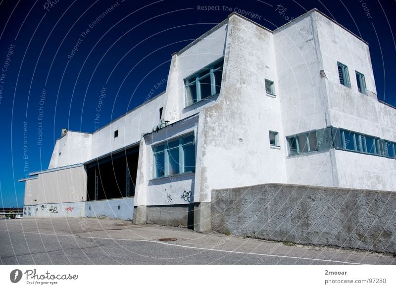 Fabrik Lettland Haus Gebäude weiß Stadt Europa Fischfabrik einfach groß unbrauchbar Außenaufnahme Industrie verfallen Ventspils Schönes Wetter blau Amerika