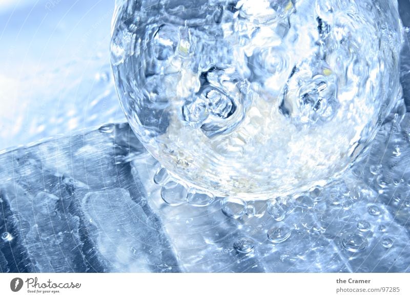 Wasserkugel Wassertropfen spritzen frisch nass Bad Chrom Kugel Glas blau hell kalt Metall water drop splash blue wet Coolness Unter der Dusche (Aktivität)