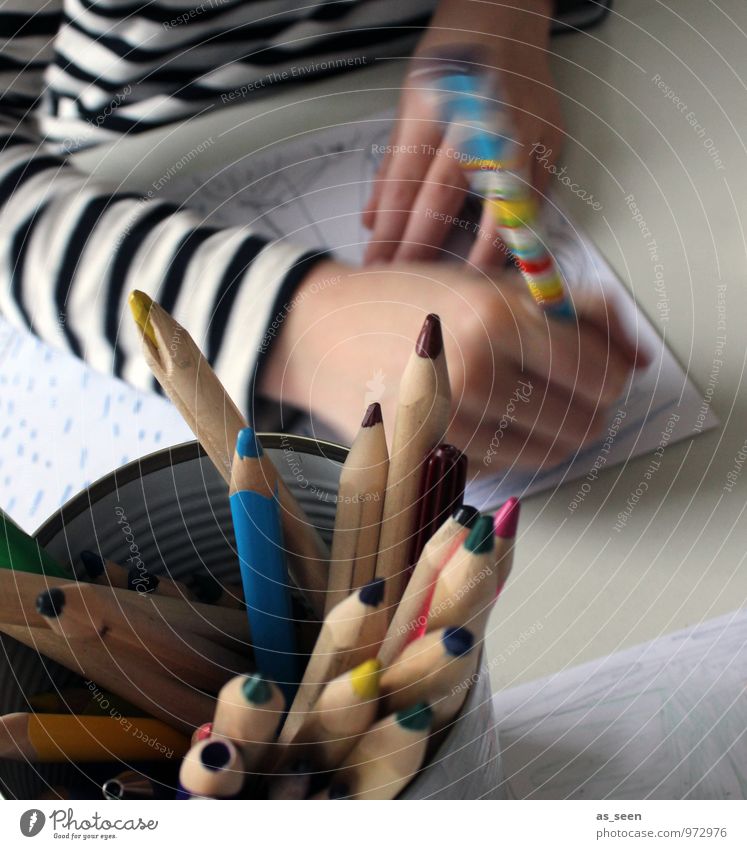 Zeichnen Leben Hand 1 Mensch 3-8 Jahre Kind Kindheit Kunst Maler Gemälde Printmedien T-Shirt Papier Zettel Schreibstift Farbstift authentisch mehrfarbig