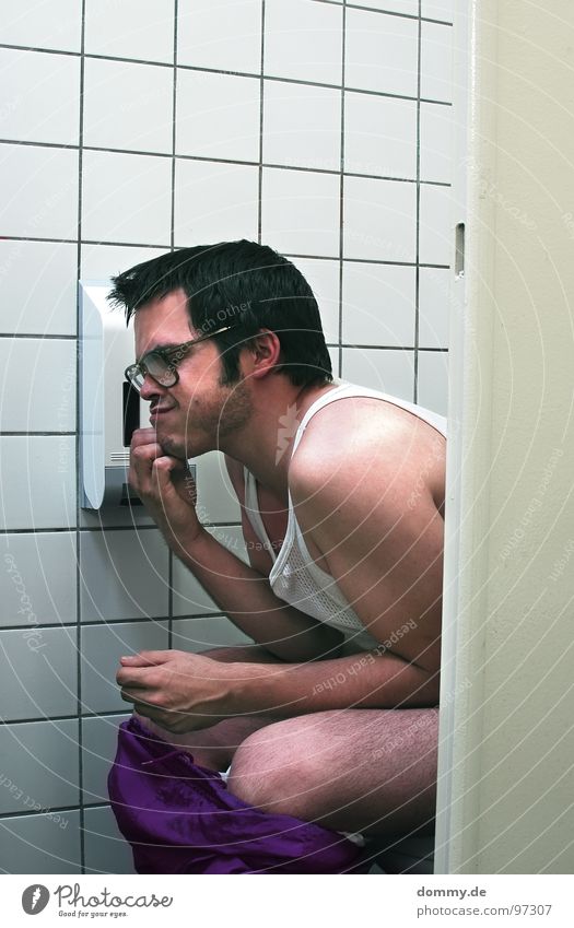 woher nehmen...? Mann Kerl Toilette offen Keramik Papier Toilettenpapier Spender Unterhemd Hemd Joggen Trainingshose violett Denken blamabel Missgeschick leer
