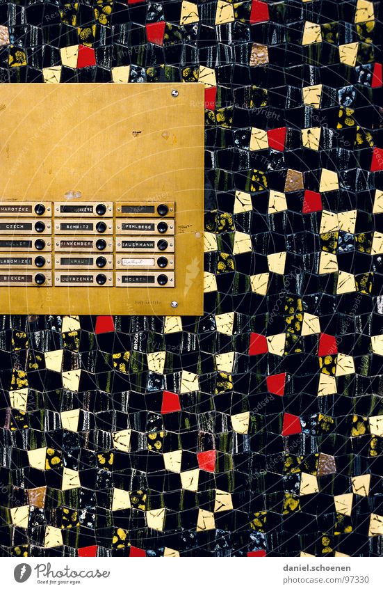 schwarz-rot-gold Wand Mosaik Fünfziger Jahre Messing eckig Haus gelb abstrakt Hintergrundbild Muster Detailaufnahme Makroaufnahme Nahaufnahme Klingel