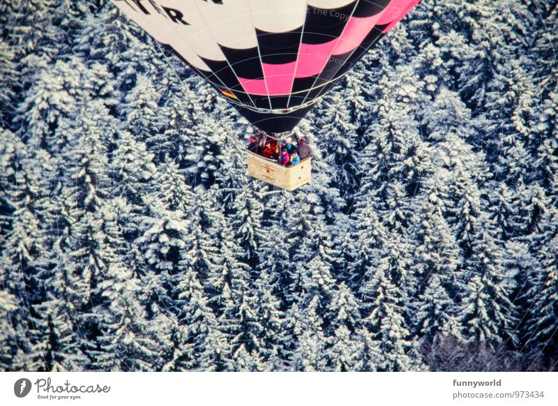 über den Wipfeln Ballonfahrt Ballonkorb Abenteuer Freiheit Winter Schnee Winterurlaub Mensch Menschengruppe Ballone Fluggerät fahren fliegen Unendlichkeit