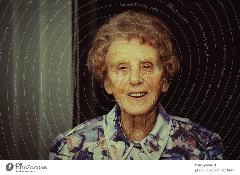 Oma Weiblicher Senior Frau Großmutter Leben Kopf 1 Mensch 60 und älter alt Freundlichkeit Gesundheit Glück Zufriedenheit Lebensfreude Weisheit retro Farbfoto