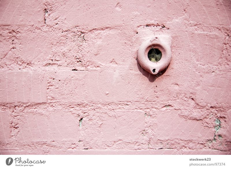 Strom ist rosa Wand Steckdose Mauer Verfall verfallen obskur alt Farbe Wandfarbe übermalt