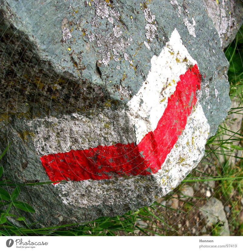 Wegweiser Fußweg rot weiß Granit Wiese wandern Schweiz Hügel Bach Blume Gras Geröll Fußgänger Berge u. Gebirge Schilder & Markierungen Hinweisschild Stein