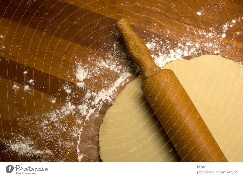 ... jetzt biste platt! Teigwaren Backwaren Häusliches Leben Küche Holz beweglich Erfolg Wandel & Veränderung Nudelholz Vorbereitung Mehl Tischplatte