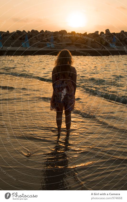 Summertime Sadness Mensch feminin Junge Frau Jugendliche 1 13-18 Jahre Kind beobachten stehen träumen Meer Strand Wellen Idylle verträumt genießen