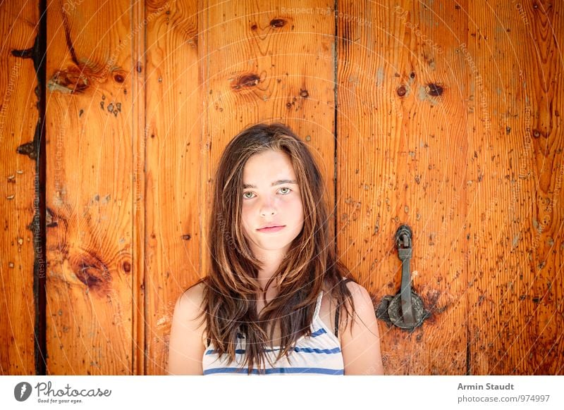 Porträt - Holztür - Alt Lifestyle schön Sommer Mensch feminin Jugendliche 1 13-18 Jahre Kind Tür Griff Tor brünett langhaarig Lächeln Blick stehen alt