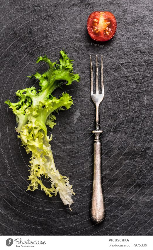 Gabel, Salat und Tomaten auf Schiefer Lebensmittel Gemüse Salatbeilage Ernährung Mittagessen Büffet Brunch Festessen Bioprodukte Vegetarische Ernährung Diät