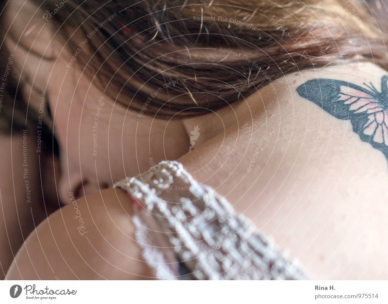 Farfalla II Junge Frau Jugendliche 1 Mensch 18-30 Jahre Erwachsene Hemd brünett langhaarig schön Gefühle Traurigkeit Tattoo Schmetterling Rücken Nacken gebeugt
