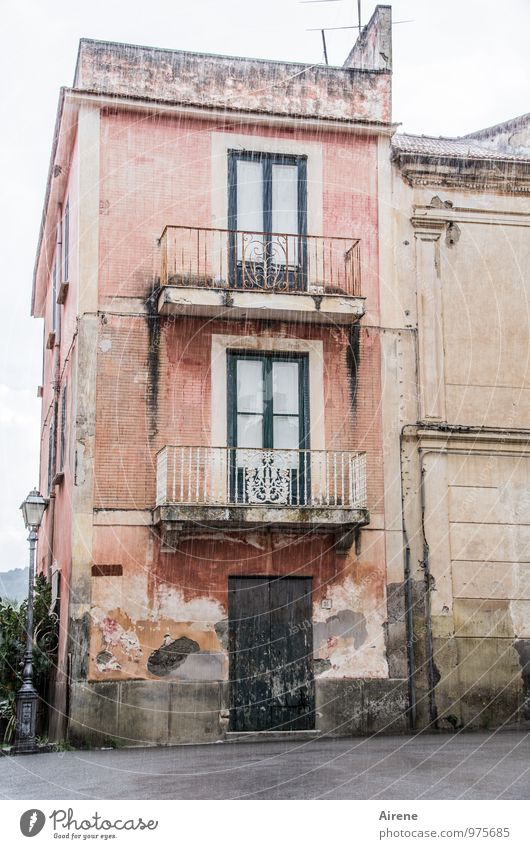 strichweise Starkregen Urelemente Wasser schlechtes Wetter Unwetter Regen Italien Dorf Haus Altbau Stadthaus Altstadthaus Fassade Balkon alt dunkel historisch