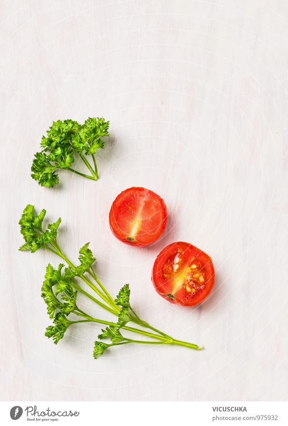 Einfaches Essen : Petersilie und Tomaten. Lebensmittel Gemüse Salat Salatbeilage Kräuter & Gewürze Ernährung Bioprodukte Vegetarische Ernährung Diät Lifestyle
