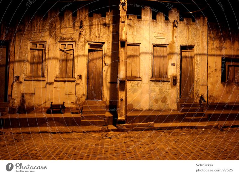 Geheimnissvolles Dorf Nacht geheimnisvoll dunkel Fenster Brasilien Südamerika Tür geheimniss geheimnissvoll einfach Arme schauernd Straße Einsamkeit