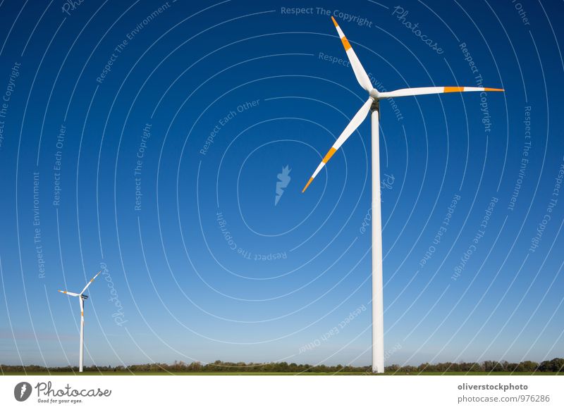Windräder Sonne Technik & Technologie Windkraftanlage Umwelt Natur Landschaft Zeichen drehen hoch nachhaltig blau grün rot weiß Verantwortung innovativ