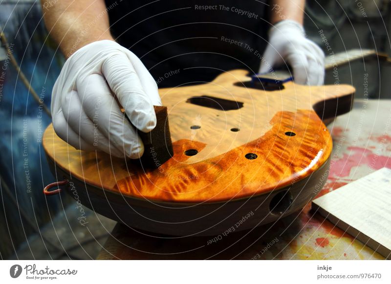 Handwerk Handwerker Schreinerei Werkstatt Instrumentenbau Erwachsene Leben 1 Mensch Elektrobass Gitarre Überzug Ölfarbe Handschuhe Holz machen authentisch