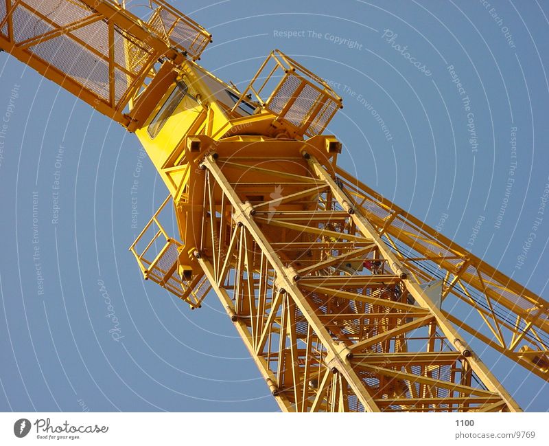 Baukran Kran gelb Baustelle Arbeitsgeräte Elektrisches Gerät Technik & Technologie Handwerk Himmel Hebemaschine Detailaufnahme Blick nach oben Elevator