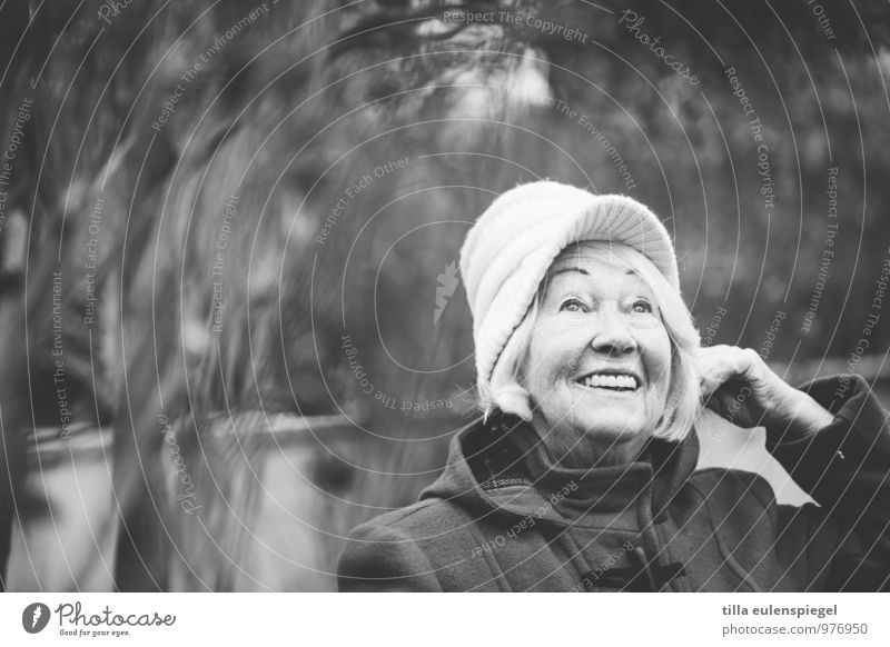 Oma freut sich. feminin Großmutter Senior Leben 1 Mensch 60 und älter Mantel Hut Mütze weißhaarig Lächeln lachen warten alt Freundlichkeit Fröhlichkeit positiv