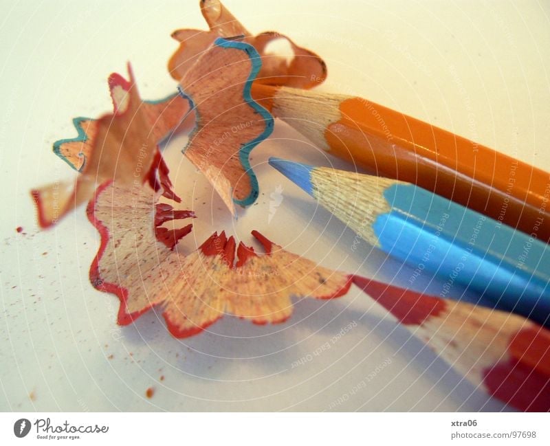 bunt Farbstift Schreibstift rot hell-blau 3 nebeneinander Zusammensein gespitzt Dinge orange Spitze streichen zeichnen crayon pencil crayons pencils coloured