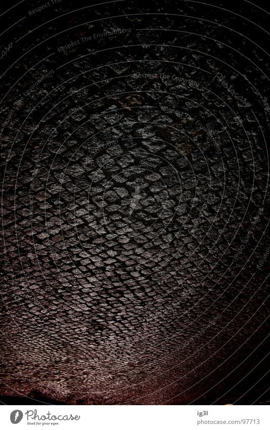 unter steinen Kopfsteinpflaster Straßenbelag pflastern Muster Mosaik Kopfstand falsch ausrichten Färbung rot schwarz hart Untergrund London Underground