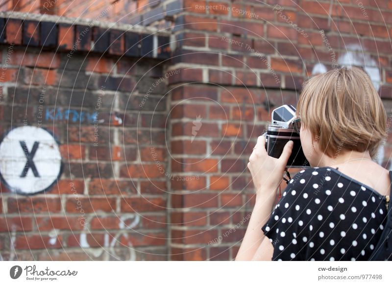 Frau mit Fotoapparat Lifestyle elegant Stil Freude Fotokamera Unterhaltungselektronik Mensch Junge Frau Jugendliche Erwachsene Leben 1 30-45 Jahre Künstler