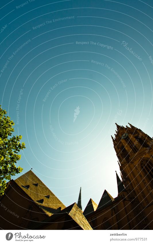 Kirche Frankfurt am Main Stadt Perspektive Skyline steil Stadtleben Religion & Glaube Kirchturm Dach Dachboden Luke Himmel Himmel (Jenseits) Textfreiraum
