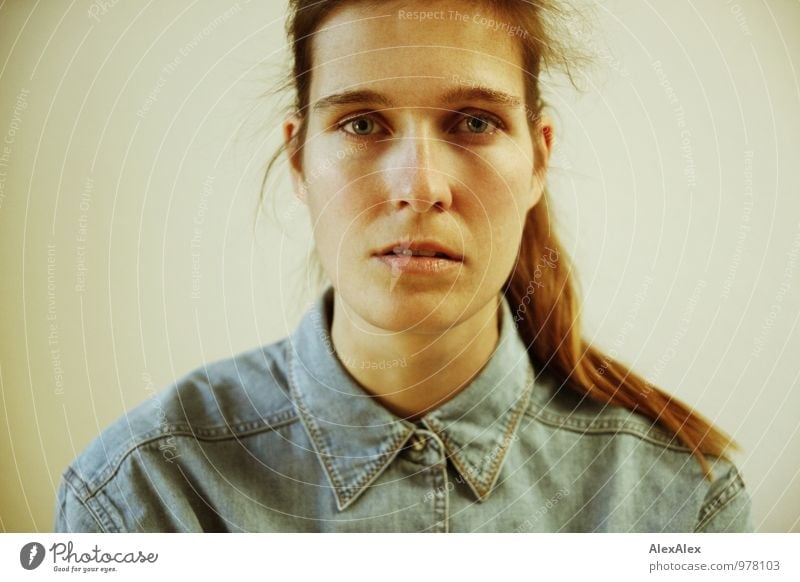 Portrait einer jungen Frau in Jeanshemd Junge Frau Jugendliche Kopf 18-30 Jahre Erwachsene Jeansstoff Hemd brünett langhaarig Zopf beobachten Kommunizieren