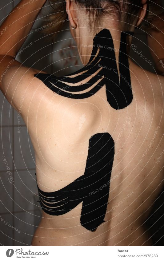 Rückenpflaster Gesundheit Mensch feminin Junge Frau Jugendliche 1 45-60 Jahre Erwachsene stehen nackt braun Farbfoto Innenaufnahme Kunstlicht Oberkörper
