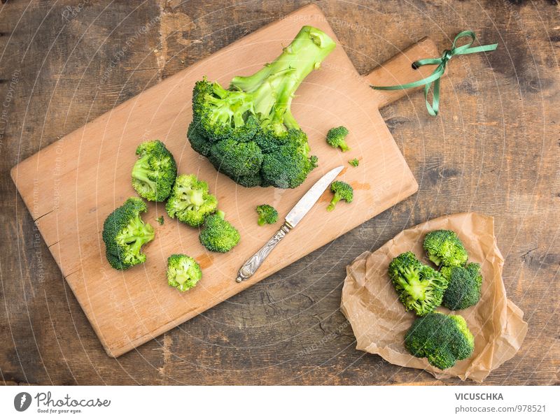Broccoli Kohl auf Schneidebrett zubereiten Lebensmittel Gemüse Ernährung Mittagessen Bioprodukte Vegetarische Ernährung Diät Messer Stil Design