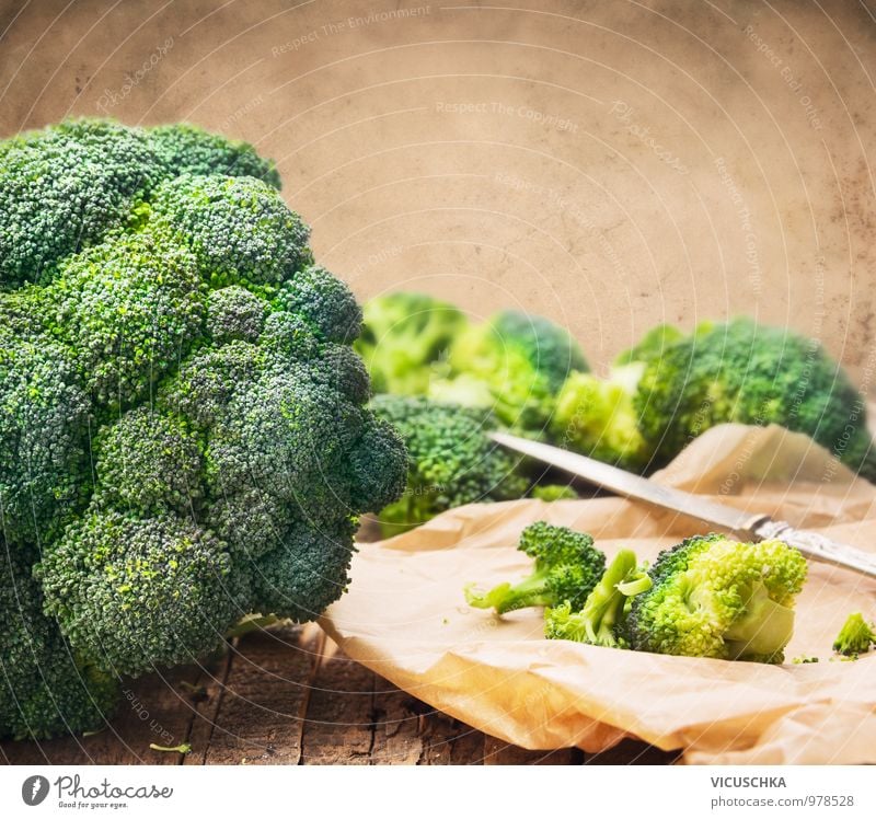 Brokkoli auf dem Tisch mit Messer Lebensmittel Gemüse Ernährung Bioprodukte Vegetarische Ernährung Diät Stil Design Gesunde Ernährung Freizeit & Hobby Garten