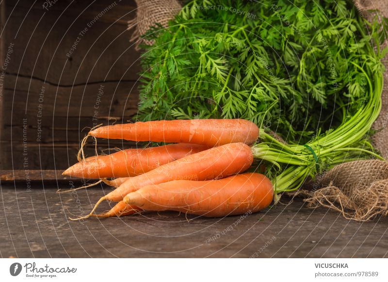 Karotten Bund Lebensmittel Gemüse Ernährung Bioprodukte Vegetarische Ernährung Diät Stil Design Möhre Bündel Blatt grün frisch Ernte Garten Holz Kiste Sack