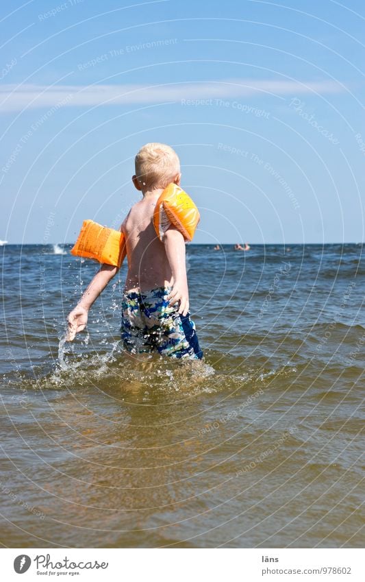 Lebensfreude Junge Ostsee auftauchen Himmel Sommer Freude Kind Kindheit