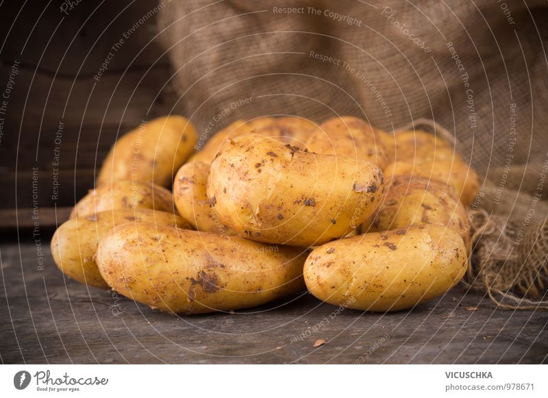 Frische Kartoffeln auf rustikalem Holztisch Lebensmittel Gemüse Ernährung Bioprodukte Vegetarische Ernährung Diät Stil Design Garten Sack Natur Ernte Zutaten