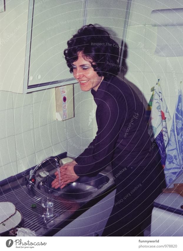 Hände waschen Häusliches Leben Wohnung Küche Waschbecken Junge Frau Jugendliche 1 Mensch 18-30 Jahre Erwachsene Mode Haare & Frisuren Lächeln retro
