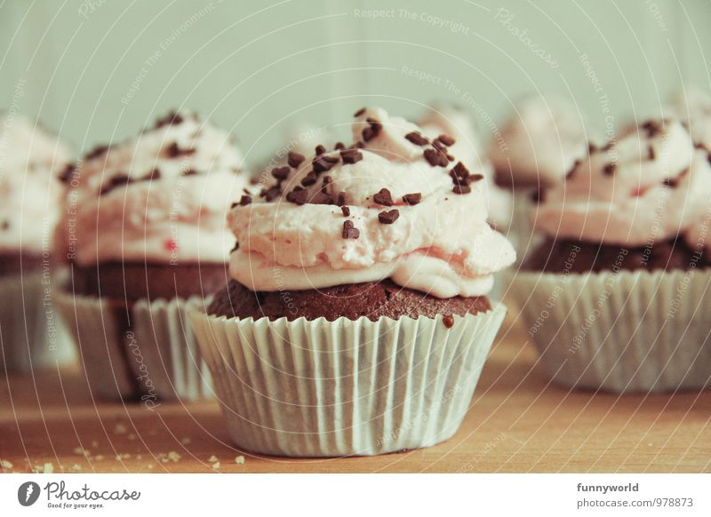 Vorfreude Lebensmittel Süßwaren Muffin Cupcake Diät Ernährung Geschmackssinn schön Heißhunger Farbfoto Gedeckte Farben Innenaufnahme Menschenleer