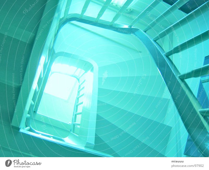 Wo führt der Weg uns hin?? Haus durcheinander geheimnisvoll Licht Spirale Achterbahn modern Treppe blau