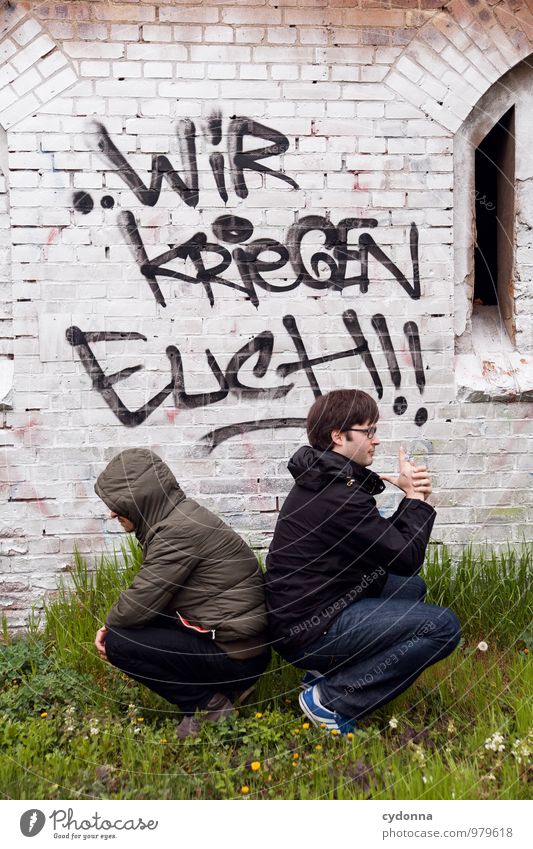 Kein Entkommen Lifestyle Stil Mensch Mann Erwachsene Leben 2 Wiese Mauer Wand Schriftzeichen Graffiti Abenteuer Aggression Beginn Angst Beratung Partnerschaft
