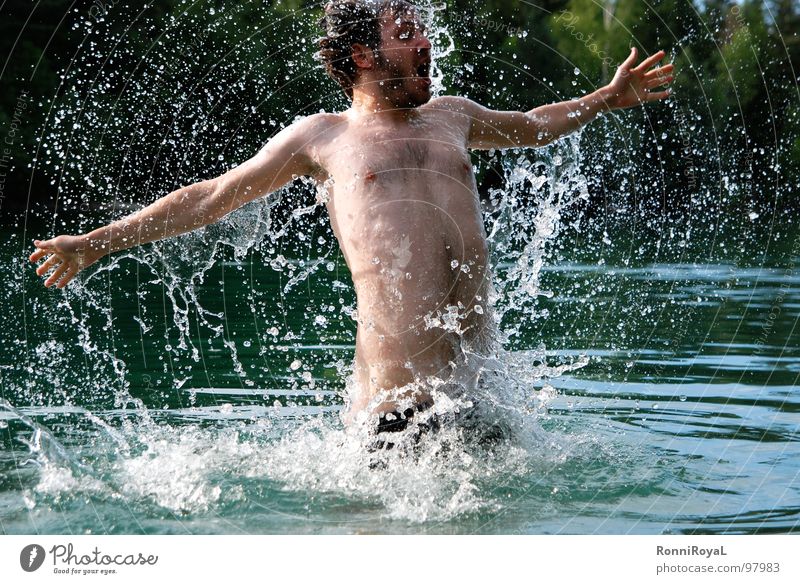 Wassermann nass bewegungslos See kalt gefroren Mann erfrischt