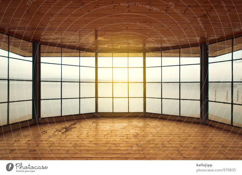 haus am see Lifestyle Design Häusliches Leben Wohnung Haus Fenster gelb gold Seeufer zimmer Raum Blick Wasser Glasscheibe Holzfußboden Farbfoto Außenaufnahme
