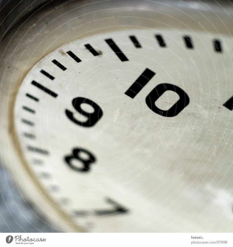 What Time is it? Uhr zeitlos Zeitgefühl Dimension rastlos Uhrwerk kaputt fehlen ohne Grunge Wand Beton Ziffern & Zahlen Zifferblatt 10 9 8 7 dreckig Fabrik