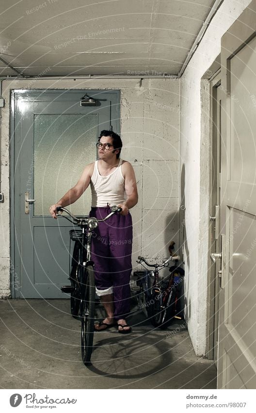 KNB Mann Kerl stehen Fahrrad Keller Hose Unterhemd Brille Tür Kellertür Innenaufnahme Brillenträger