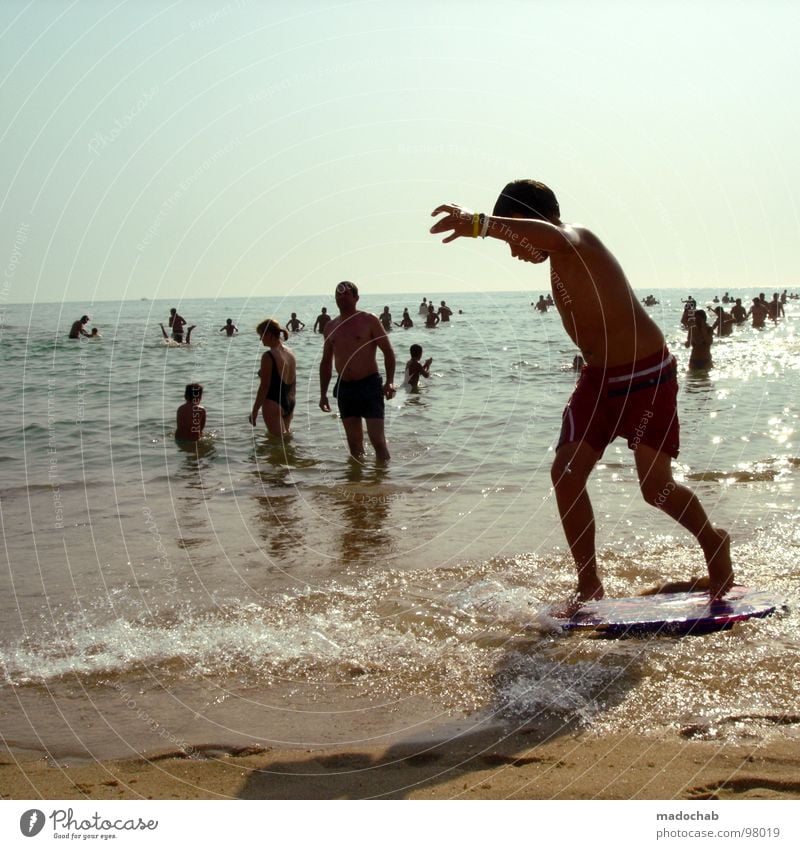 POSER Strand Sommer Portugal heiß Ferien & Urlaub & Reisen Gegenlicht Bikini Badeanzug Badehose Spielen toben Lust Lebensfreude Freizeit & Hobby Surfer Kind