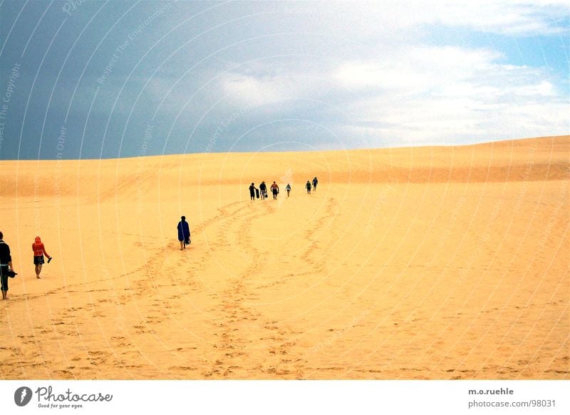 leaving, walking, looking for a destination. Australien Einsamkeit Wüste Sand Ferne Pilgern Natur Wege & Pfade Hoffnungslosigkeit