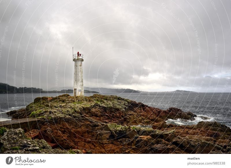 Kleiner Natur Landschaft Himmel Wolken Horizont Wetter schlechtes Wetter Moos Felsen Küste Strand Riff Meer Leuchtturm braun grau grün Galizien Farbfoto