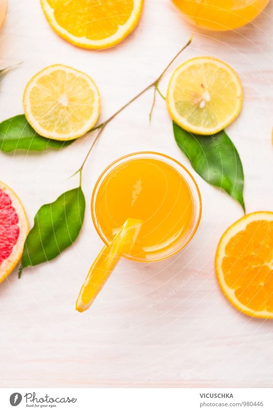 Orangensaft im Glas mit Zitrusfrüchten und grünen Blättern Lebensmittel Frucht Dessert Getränk Saft Longdrink Cocktail Stil Design Gesunde Ernährung Sommer